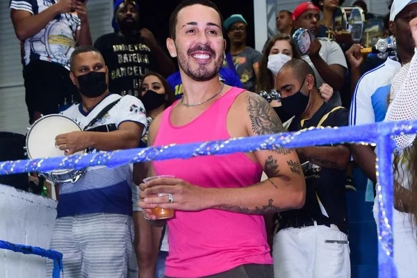 Carlinhos Maia vai a quadra de escola de samba que o homenageará