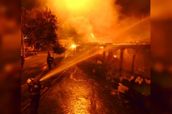 Ônibus pega fogo em Goiânia e fica completamente destruído