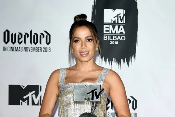 Anitta ganha EMA 2018 e anuncia parceria com Pharrell Williams