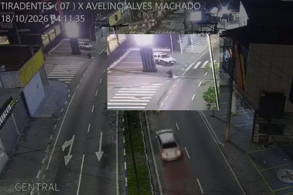 PM pega estojos no chão após delegado atirar contra dois jovens em SP - Metrópoles