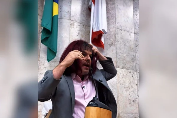 Adrilles Jorge de peruca na Câmara Municipal de São Paulo