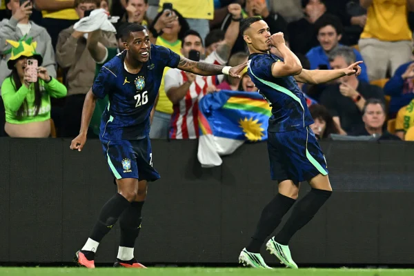 Imagem colorida de Vanderson comemorando gol pela Seleção- Metrópoles