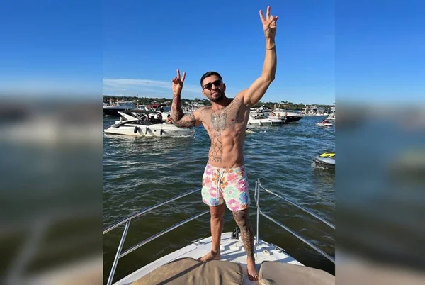 homem de short em barco