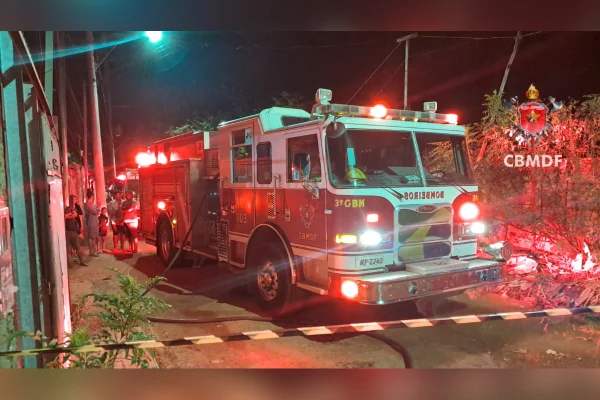 Bombeiros atendem incêndio na Estrutural
