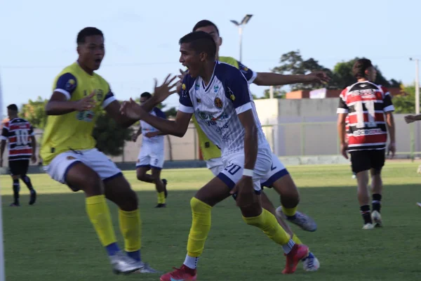 Jogadores do Horizonte comemoram gol na Série D contra Santa Cruz PE