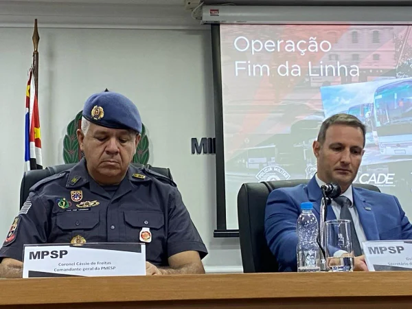 foto colorida de coletiva do MPSP e da SSP sobre operação em empresas de ônibus; na foto, coronel Cássio de Freitas (esq.) e o secretário Guilherme Derrite - Metrópoles
