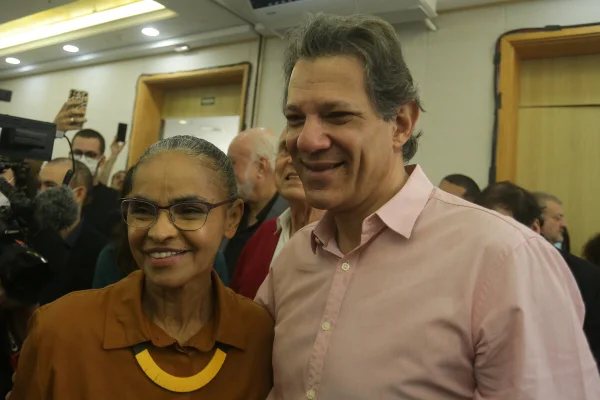 Os ministros Marina Silva, do Meio Ambiente, e Fernando Haddad, da Economia, se encontram em evento e sorriem para fotos em Davos, Suíça. Apoio PSol - Metrópoles