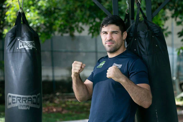 Vicente Luque terá guerra pela frente em retorno ao UFC em agosto