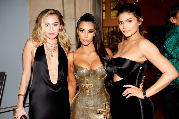 Miley Cyrus, Kim Kardashian e Kylie Jenner