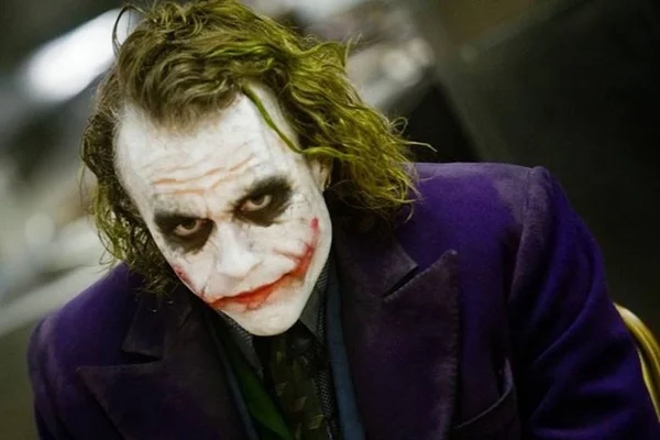 Homem vestido de Coringa esfaqueia e espirra ácido em pessoas no Japão