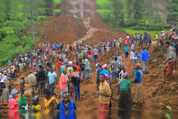 Imagem colorida mostra pessoas em deslizamento de terra na Etiópia - Metrópoles