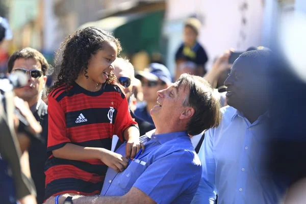 Bolsonaro visita Yasmin na Estrutural para “desfazer mal-entendido”