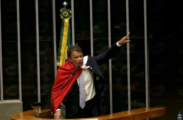 Após “nude” e pixuleco, Wladimir Costa encontra Michel Temer