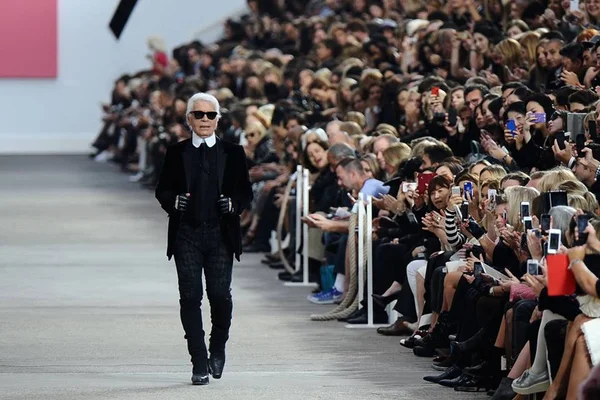 Karl Lagerfeld deve ser a inspiração para o tema do Met Gala de 2022