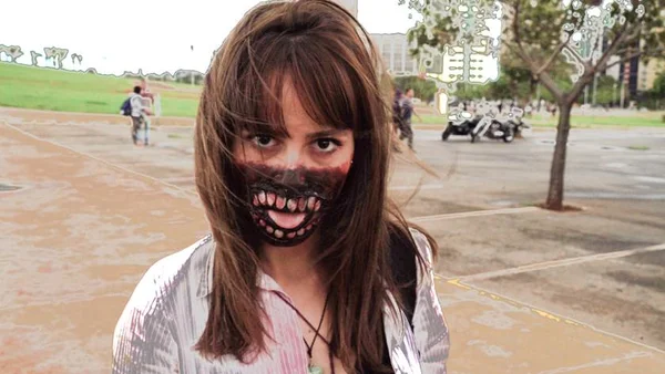 Zumbis driblam chuva e fazem Zombie Walk no centro da capital