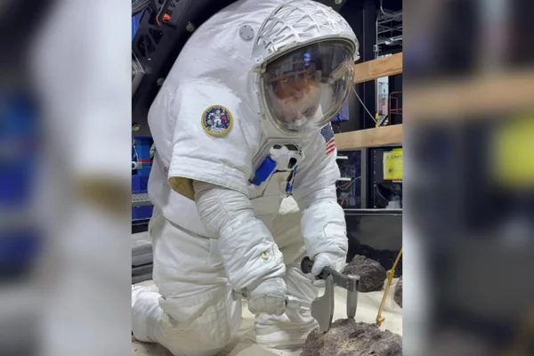 Foto colorida de astronauta testando novos equipamentos - Metrópoles.