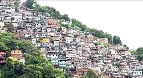 Morro dos Prazeres, em Santa Teresa, Rio de Janeiro. É possível ver várias casinhas coloridas em encosta em meio a árvores - Metrópoles