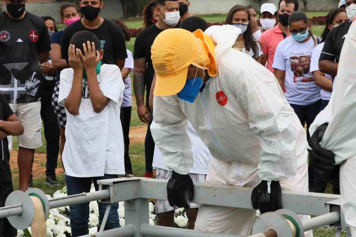 Enterro do corpo do menino Kaio, de 8 anos, morto com tiro na cabeça enquanto brincava em uma festa
Enterro do corpo do menino Kaio, de 8 anos, morto com tiro na cabeça enquanto brincava em uma festa