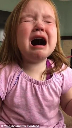 Depois de um choro incontrolável, ela abraça a mãe Depois de um choro incontrolável, ela abraça a mãe