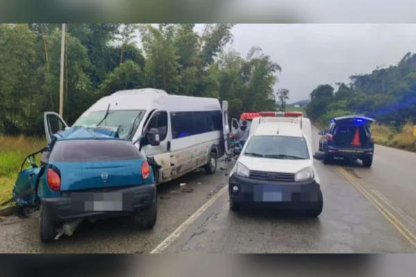 Cinco pessoas morrem em batida entre carro e van na BR-116