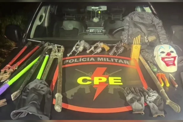 Armas, luvas e máscara de palhaço: trio morre em tiroteio com a PM