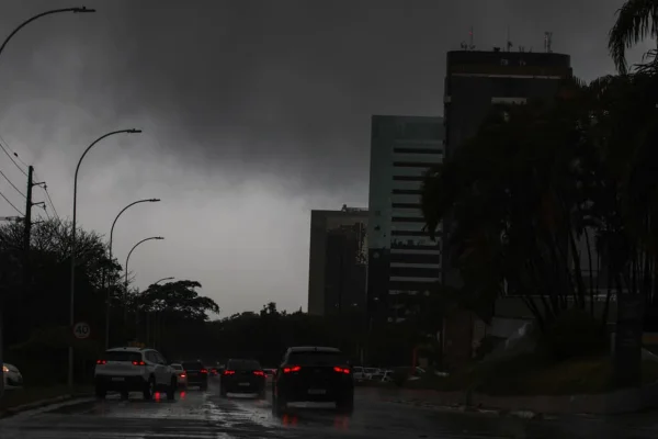 O dia virou noite: DF amanhece com névoa densa e temporal; veja fotos