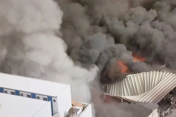 Impressionante: imagens aéreas mostram fumaça durante incêndio no Brás
