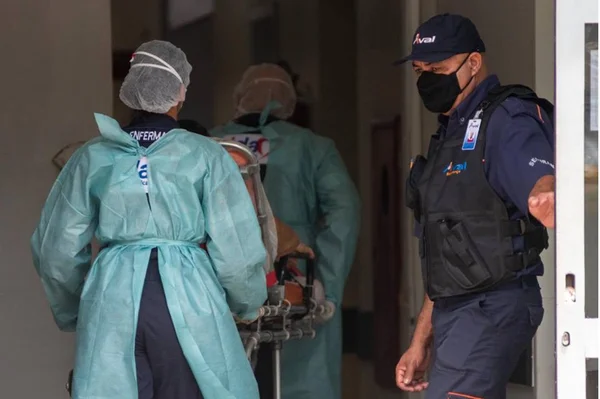 Média móvel de mortes pela Covid-19 no Brasil é de 1.037 neste domingo