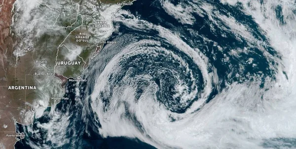 imagem colorida de GPS feita de formação de ciclone - Metrópoles
