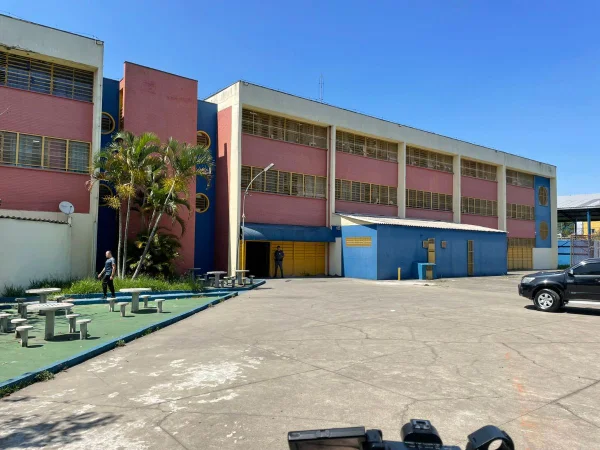 Foto colorida mostra fachada da Escola Estadual Sapopemba