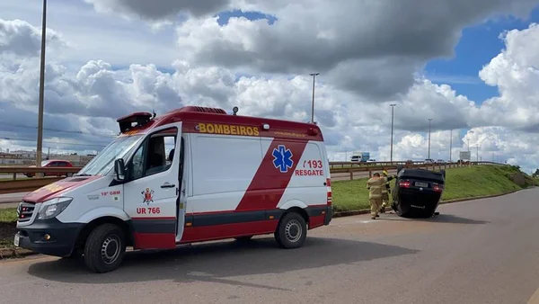Motorista sofre contusão na cabeça após carro capotar na BR-040