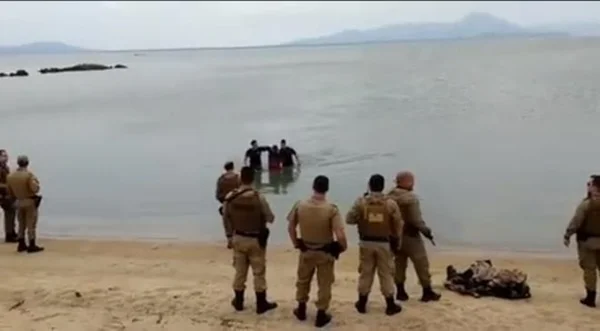 Vídeo: Homem foge da polícia, bate o carro e tenta escapar nadando