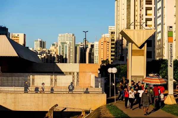Aviso em prédio de Águas Claras ensina a lidar com vizinho maconheiro