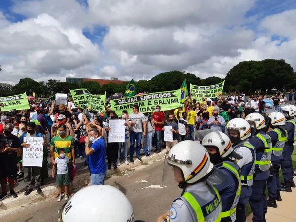 Manifestação contra o lockdown na frente do Palácio do Buriti