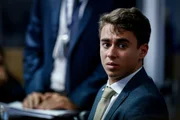 Nikolas Ferreira comentou operação na casa de atriz que sugeriu seu "fuzilamento"