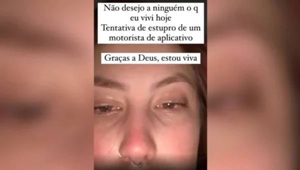Motorista insistiu que jovem usasse um produto ‘desengordurante’ para a tela do celular dela