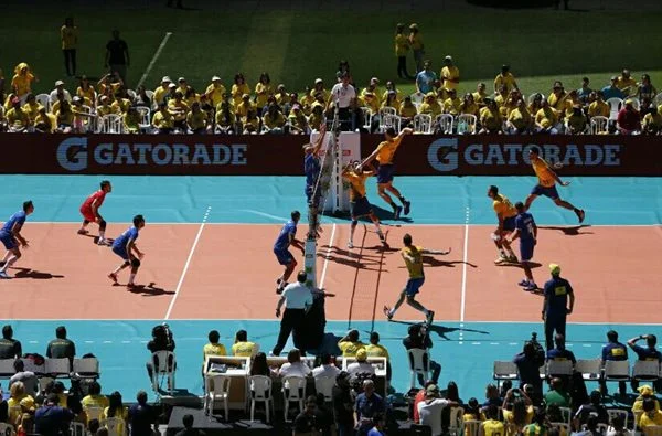 Torcedor enfrenta fila para assistir vôlei do Brasil no Mané Garrincha - imagem 12 Torcedor enfrenta fila para assistir vôlei do Brasil no Mané Garrincha - imagem 12