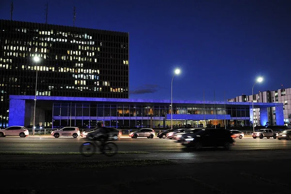Brasília está iluminada de azul contra o tráfico humano