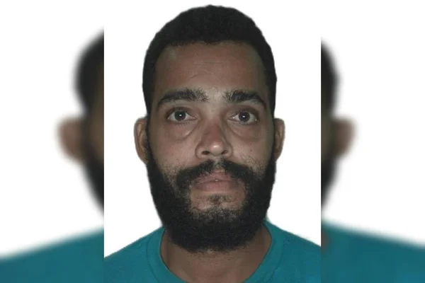 Homem branco de barba e camisa verde - Metrópoles