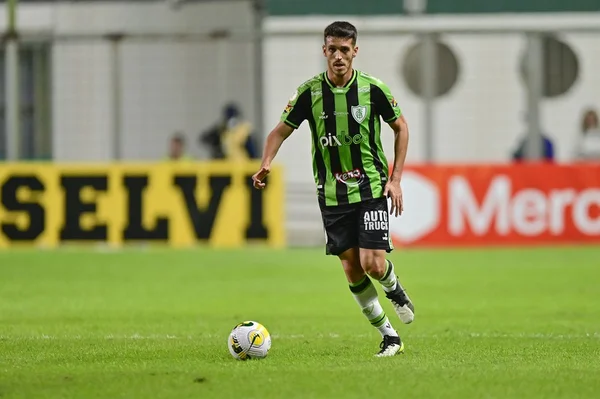 Foto colorida do jogo entre América-MG e Goiás