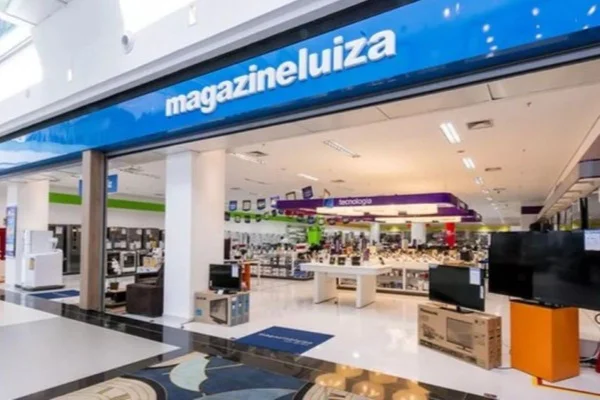 Imagem colorida fachada de loja do Magazine Luiza em shopping center