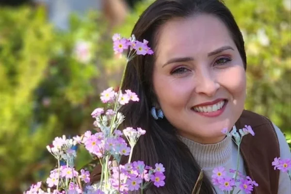 Foto de mulher em meio a flores - Metrópoles
