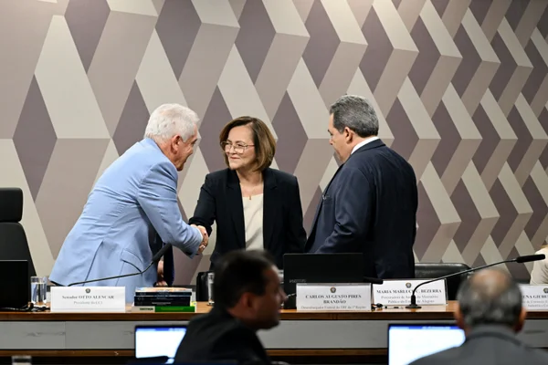 imagem colorida de Marluce Caldas cumprimentando o presidente da CCJ, Otto Alencar