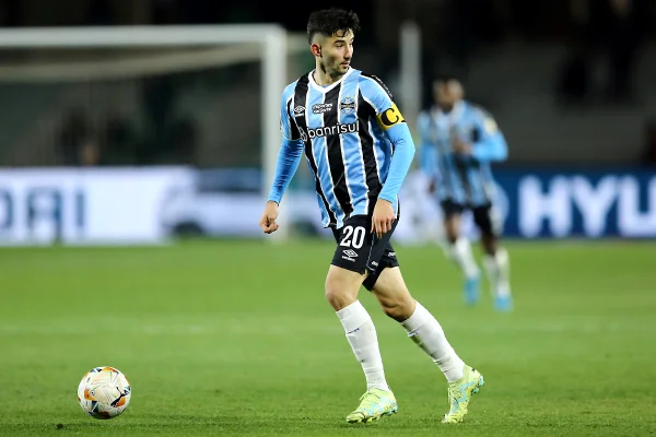 Foto colorida de Villasanti, do Grêmio, durante jogo da Libertadores 2024 - Metrópoles