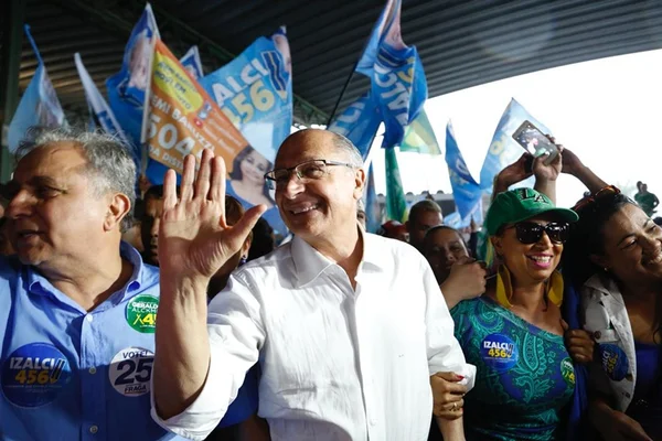 Alckmin enfrenta chuva, tumulto e cai durante visita a catadores no DF