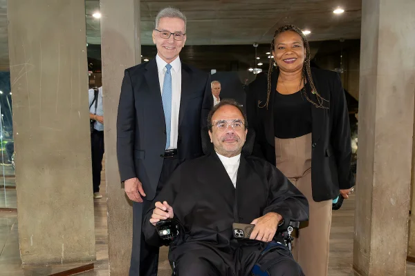 Sergio Camargo: noite histórica e prestigiada marca a estreia de megaexposição inédita do escultor no DF