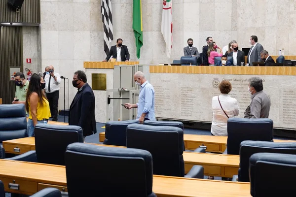 Vereadores de SP aprovam aumentos de 47% a 56% para prefeito, vice e secretários