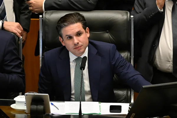 PL vê derrota dupla de Motta após Câmara salvar Zambelli e Glauber