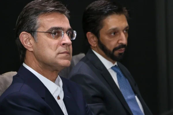 Imagens coloridas mostram Rodrigo Garcia, então governador de São Paulo, ao lado do prefeito de São Paulo, Ricardo Nunes