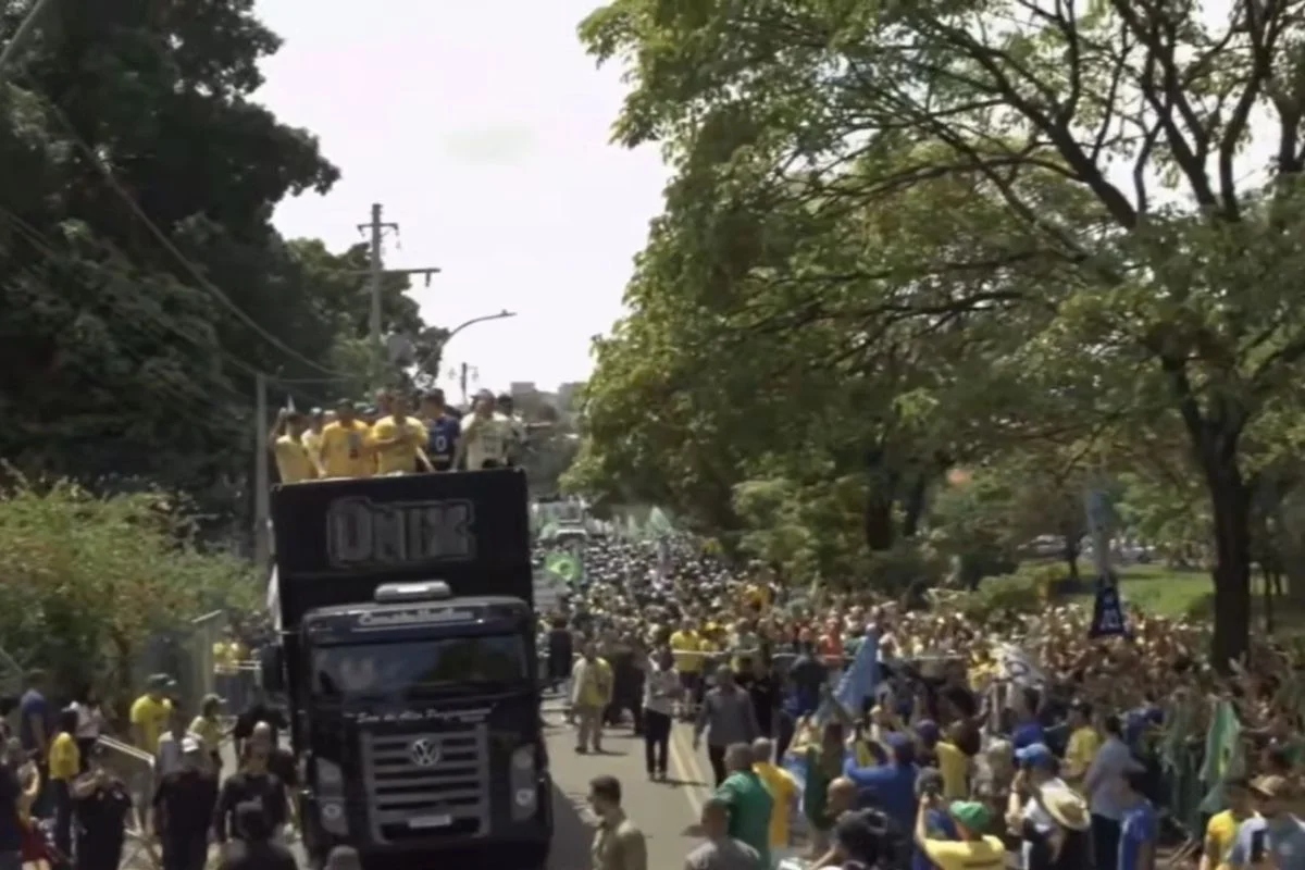 Tarcísio e Flávio Bolsonaro se unem em motocarreata no interior de SP - imagem 7 Tarcísio e Flávio Bolsonaro se unem em motocarreata no interior de SP - imagem 7